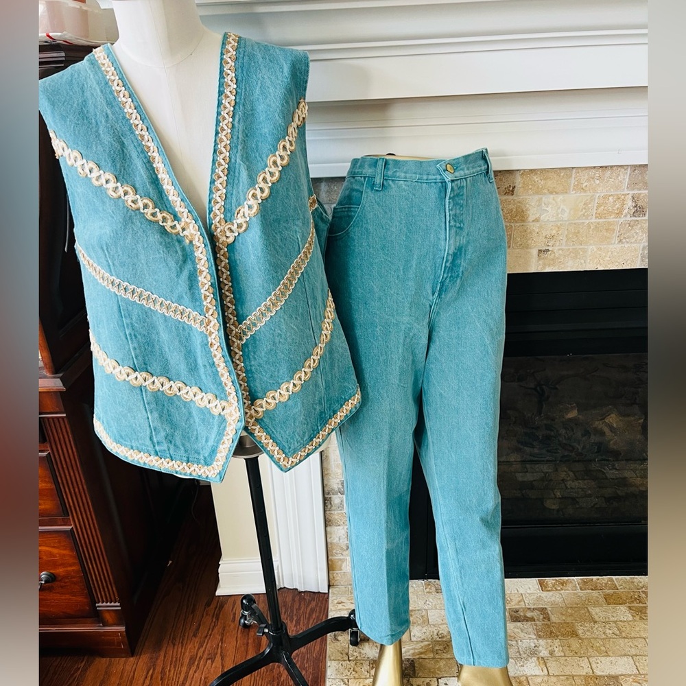 David David 1980s NWOT
vintage jeans/vest ensemble
Vest 1X & jeans size 14